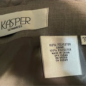 Kasper light grey. Condition is very good. I can’t find any snags or stains.